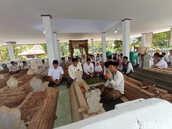 HSN 2022, Santri Ponpes Buntet Cirebon Ziarah ke Makam Kiai Abbas