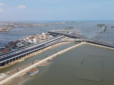 2 Tol RI Terunik: Dibangun di Atas Laut dan Berfondasi Campur Bambu