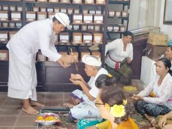 Hari Raya Saraswati, Ribuan Lontar di Gedong Kirtya Diupacarai