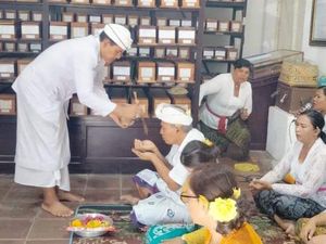 Hari Raya Saraswati, Ribuan Lontar di Gedong Kirtya Diupacarai Hari Raya Saraswati, Ribuan Lontar di Gedong Kirtya Diupacarai