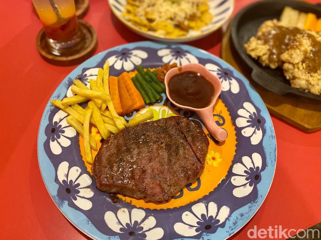 Sensasi Makan Beefsteak Dipadukan dengan Saus Salsa Meksiko Sensasi Makan Beefsteak Dipadukan dengan Saus Salsa Meksiko