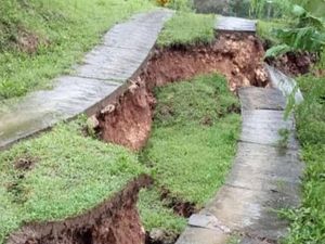 Gawat! Fenomena Tanah Gerak Meluas ke 5 Kecamatan di Blitar Gawat! Fenomena Tanah Gerak Meluas ke 5 Kecamatan di Blitar