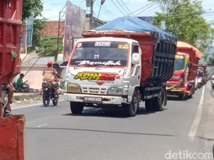 Tok! Angkutan Uruk Tol Jogja-Solo di Klaten Dilarang saat Jam Sibuk Sekolah Tok! Angkutan Uruk Tol Jogja-Solo di Klaten Dilarang saat Jam Sibuk Sekolah