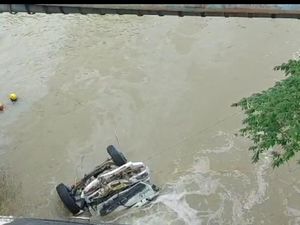 Truk Molen Terjun ke Sungai di Tuban, Sopir Ditemukan Tewas Truk Molen Terjun ke Sungai di Tuban, Sopir Ditemukan Tewas