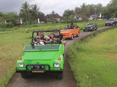 Sensasi Menyusuri Lereng Pegunungan Naik VW, Seru Banget!
