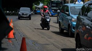 Ada Proyek Pengaspalan di Jalan TB Simatupang, Hati-hati Melintas!
