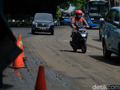 Ada Proyek Pengaspalan di Jalan TB Simatupang, Hati-hati Melintas!