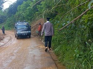 Sempat Terputus, Akses Jalan di Banjarwangi Garut Bisa Diakses Lagi Sempat Terputus, Akses Jalan di Banjarwangi Garut Bisa Diakses Lagi