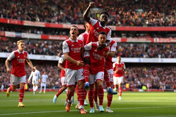 LONDON, ENGLAND - OCTOBER 09: Gabriel Martinelli of Arsenal celebrates with teammates after scoring their teams first goal during the Premier League match between Arsenal FC and Liverpool FC at Emirates Stadium on October 09, 2022 in London, England. (Photo by Justin Setterfield/Getty Images)