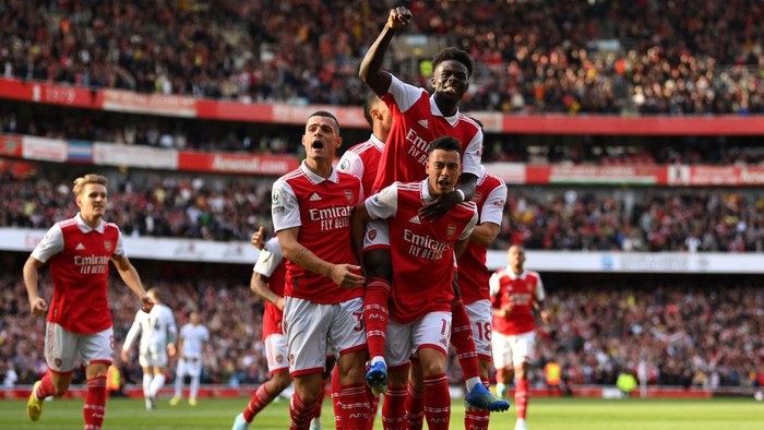 LONDON, ENGLAND - OCTOBER 09: Gabriel Martinelli of Arsenal celebrates with teammates after scoring their teams first goal during the Premier League match between Arsenal FC and Liverpool FC at Emirates Stadium on October 09, 2022 in London, England. (Photo by Justin Setterfield/Getty Images)