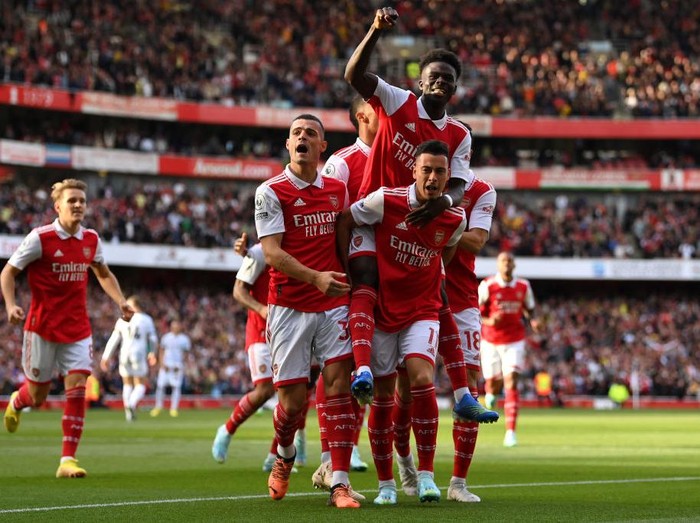 LONDON, ENGLAND - OCTOBER 09: Gabriel Martinelli of Arsenal celebrates with teammates after scoring their teams first goal during the Premier League match between Arsenal FC and Liverpool FC at Emirates Stadium on October 09, 2022 in London, England. (Photo by Justin Setterfield/Getty Images)