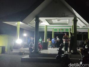 Warga 4 RT Ngungsi di Balai RW Mlaten Dampak Puting Beliung Sidoarjo Warga 4 RT Ngungsi di Balai RW Mlaten Dampak Puting Beliung Sidoarjo