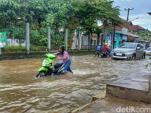 Banjir Terjang Wilayah Sapan Bandung, Arus Lalu Lintas Macet!
