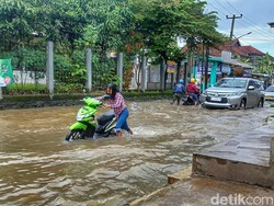 Banjir Terjang Wilayah Sapan Bandung, Arus Lalu Lintas Macet!