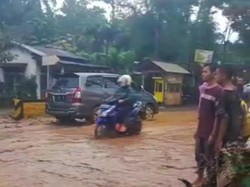 Longsor-Banjir Lumpur Tutup Akses Jalan di Kalibaru Banyuwangi