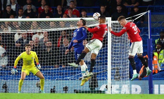 LONDON, ENGLAND - OCTOBER 22:  Mason Mount of Chelsea tangles with Casemiro of Manchester United during the Premier League match between Chelsea FC and Manchester United at Stamford Bridge on October 22, 2022 in London, United Kingdom. (Photo by Marc Atkins/Getty Images)