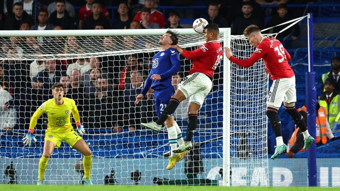Casemiro LONDON, ENGLAND - OCTOBER 22: Mason Mount of Chelsea tangles with Casemiro of Manchester United during the Premier League match between Chelsea FC and Manchester United at Stamford Bridge on October 22, 2022 in London, United Kingdom. (Photo by Marc Atkins/Getty Images)