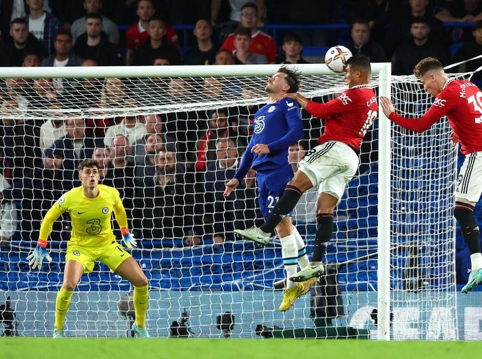 LONDON, ENGLAND - OCTOBER 22:  Mason Mount of Chelsea tangles with Casemiro of Manchester United during the Premier League match between Chelsea FC and Manchester United at Stamford Bridge on October 22, 2022 in London, United Kingdom. (Photo by Marc Atkins/Getty Images)