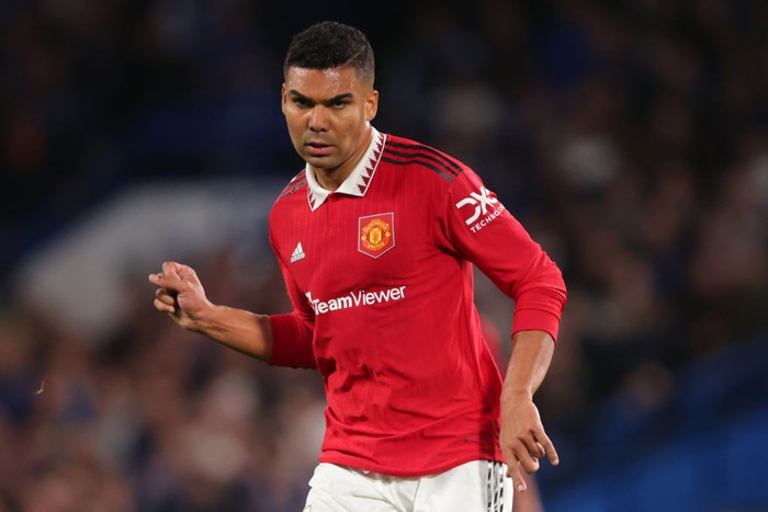 Casemiro LONDON, ENGLAND - OCTOBER 22: Mason Mount of Chelsea tangles with Casemiro of Manchester United during the Premier League match between Chelsea FC and Manchester United at Stamford Bridge on October 22, 2022 in London, United Kingdom. (Photo by Marc Atkins/Getty Images)