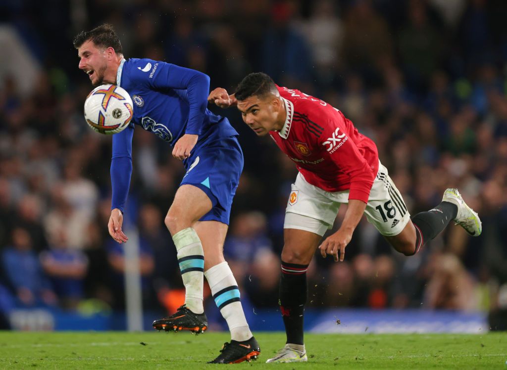 LONDON, ENGLAND - OCTOBER 22:  Mason Mount of Chelsea tangles with Casemiro of Manchester United during the Premier League match between Chelsea FC and Manchester United at Stamford Bridge on October 22, 2022 in London, United Kingdom. (Photo by Marc Atkins/Getty Images)