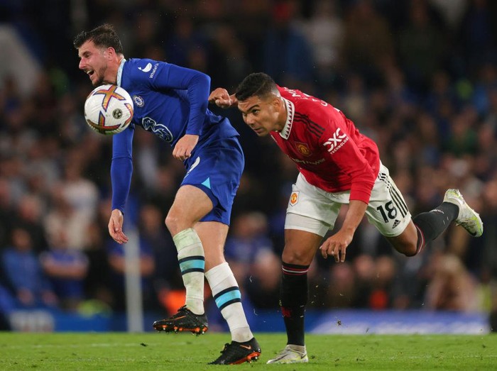 LONDON, ENGLAND - OCTOBER 22:  Mason Mount of Chelsea tangles with Casemiro of Manchester United during the Premier League match between Chelsea FC and Manchester United at Stamford Bridge on October 22, 2022 in London, United Kingdom. (Photo by Marc Atkins/Getty Images)