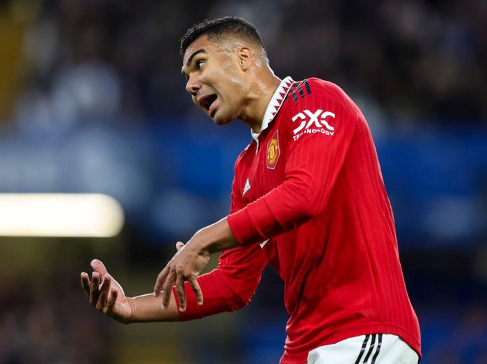 LONDON, ENGLAND - OCTOBER 22:  Mason Mount of Chelsea tangles with Casemiro of Manchester United during the Premier League match between Chelsea FC and Manchester United at Stamford Bridge on October 22, 2022 in London, United Kingdom. (Photo by Marc Atkins/Getty Images)