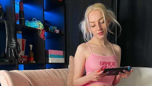 8 Potret Wanita yang Oplas Ratusan Juta Demi Mirip Boneka Seks Pasangan