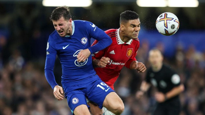 LONDON, ENGLAND - OCTOBER 22:  Jorginho of Chelsea in action with Antony of Manchester United during the Premier League match between Chelsea FC and Manchester United at Stamford Bridge on October 22, 2022 in London, United Kingdom. (Photo by Marc Atkins/Getty Images)