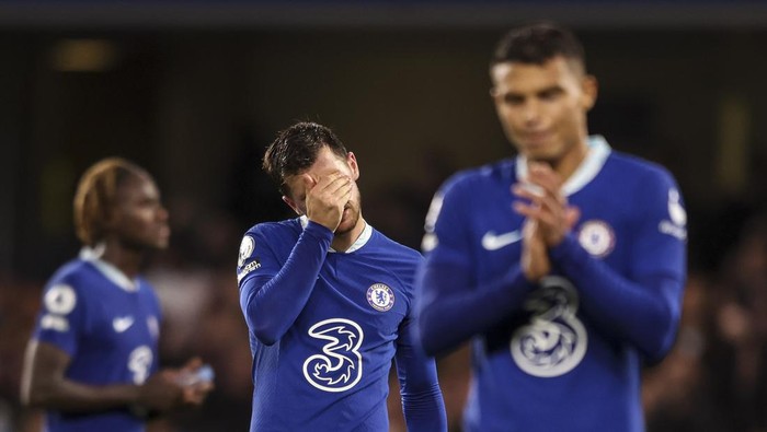 LONDON, ENGLAND - OCTOBER 22: Mason Mount of Chelsea reacts after his sides 1-1 draw during the Premier League match between Chelsea FC and Manchester United at Stamford Bridge on October 22, 2022 in London, England. (Photo by Robin Jones/Getty Images)