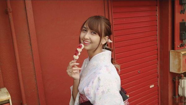Dinikahi Daisuke, Ini Keseruan Stefi Eks JKT48 Kulineran di Jepang