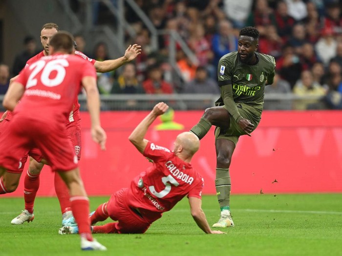 MILAN, ITALY - OCTOBER 22:  Divock Origi of AC Milan in action during the Serie A match between AC Milan and AC Monza at Stadio Giuseppe Meazza on October 22, 2022 in Milan, Italy . (Photo by Claudio Villa/AC Milan via Getty Images)
