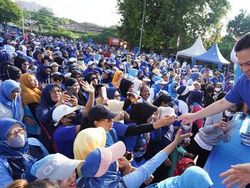 Erick Thohir Berbaju Biru Saat Senam Bareng Ketum PAN