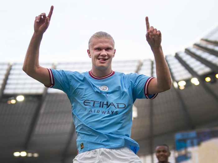 MANCHESTER, ENGLAND - OCTOBER 22: Erling Haaland of Manchester City celebrates scoring his second goal during the Premier League match between Manchester City and Brighton & Hove Albion at Etihad Stadium on October 22, 2022 in Manchester, United Kingdom. (Photo by Visionhaus/Getty Images)
