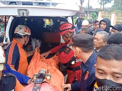 Cerita Dramatis Petugas Evakuasi Jasad Korban Longsor di Sukabumi