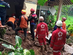 Ayah dan Anak Tertimbun Longsor di Sukabumi, Satu Orang Tewas