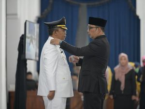 Sah! Ridwan Kamil Lantik Dikdik S Nugrahawan Jadi Pj Walkot Cimahi Sah! Ridwan Kamil Lantik Dikdik S Nugrahawan Jadi Pj Walkot Cimahi