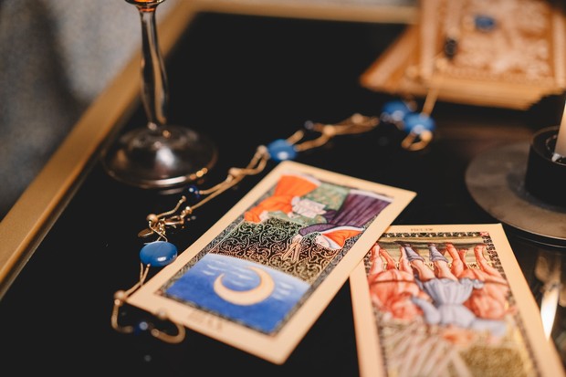 Ilustrasi ramalan kartu tarot/Foto: pexels.com/cottonbro