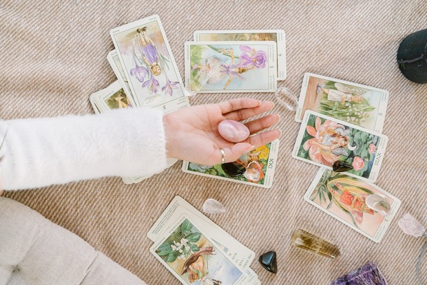Ilustrasi ramalan kartu tarot/Foto: pexels.com/mikhail-nilov