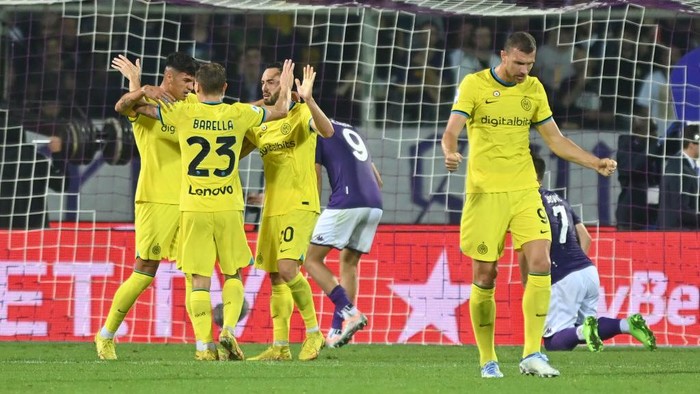 FLORENCE, ITALY - OCTOBER 22: Interâs teammate celebrate the victory during the Italian serie A soccer match between Acf Fiorentina vs F.C Internazionale Milano at Stadio Artemio Franchi Stadium in Florence, Italy, on October 22, 2022. (Photo by Carlo Bressan/Anadolu Agency via Getty Images)