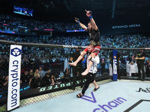 Momen Islam Makhachev Rayakan Kemenangan UFC 280 di Atas Pundak Khabib Momen Islam Makhachev Rayakan Kemenangan UFC 280 di Atas Pundak Khabib