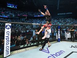 Momen Islam Makhachev Rayakan Kemenangan UFC 280 di Atas Pundak Khabib