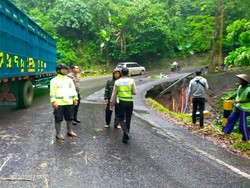 Jalur Gumitir Banyuwangi-Jember Longsor, Polisi Berlakukan Sistem Buka Tutup