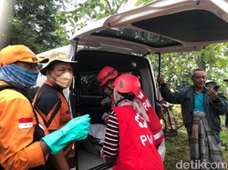 Jenazah Kernet Truk Molen Tabrak Jembatan-Terjun ke Sungai Tuban Ditemukan