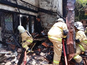 Gudang Besi di Semarang Utara Ludes Terbakar, Diduga gegara Korsleting Gudang Besi di Semarang Utara Ludes Terbakar, Diduga gegara Korsleting