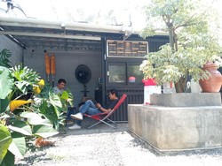 Kisah Unik Kedai Kopi di Cirebon, di Belakang Rumah Tapi Laris Manis