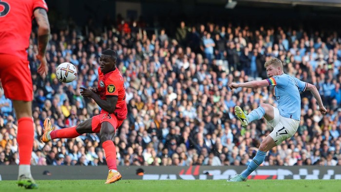 MANCHESTER, ENGLAND - OCTOBER 22: Kevin De Bruyne of Manchester City scores his sides third goal during the Premier League match between Manchester City and Brighton & Hove Albion at Etihad Stadium on October 22, 2022 in Manchester, England. (Photo by James Gill - Danehouse/Getty Images)