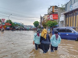 Warga Curhat Sering Telat Masuk Kerja gegara Banjir Dayeuhkolot