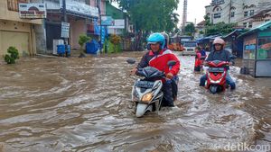 Potret Banjir Dayeuhkolot yang Hambat Lalulintas Warga Bandung