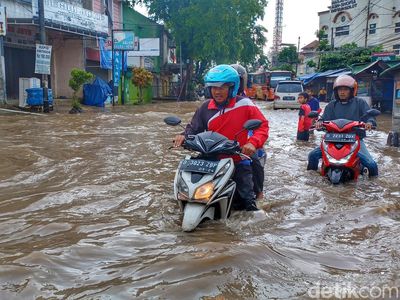 Potret Banjir Dayeuhkolot yang Hambat Lalulintas Warga Bandung