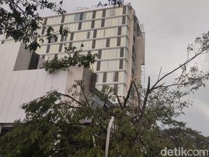 Angin Kencang Pecahkan Kaca-Terbangkan Asbes Dinding Hotel di Perum Kahuripan
